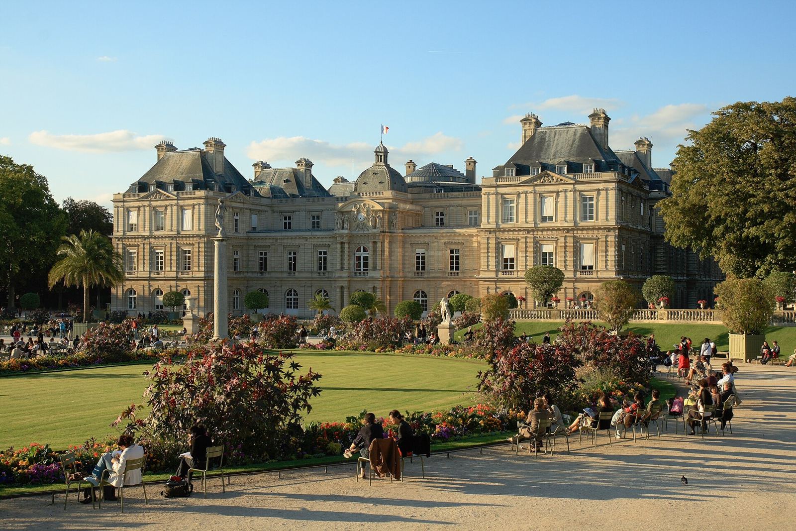 Meilleur team building à faire à Paris : le jardin et le palais du Luxembourg, au coucher du soleil