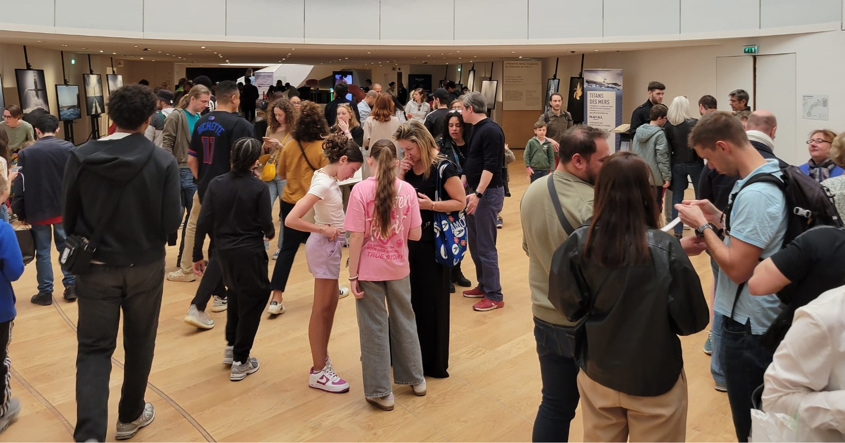 Participants du jeu de piste géant au Palais de Tokyo, l'une des dix institutions du Pacte