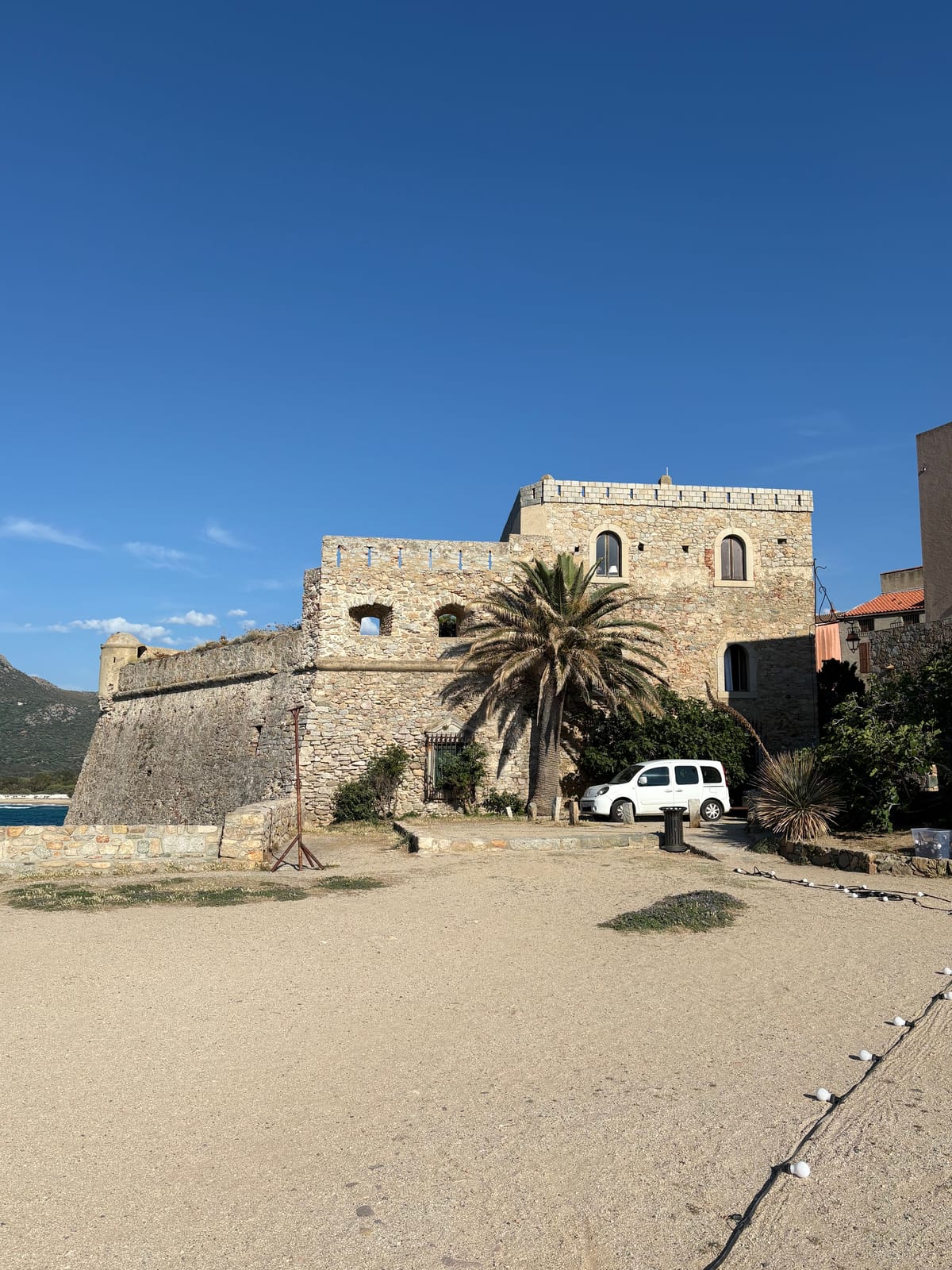La citadelle d’Algajola vue depuis la plage