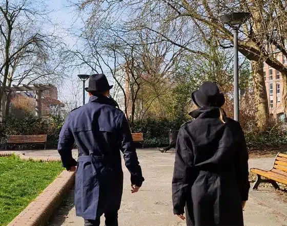 Deux agents secrets en mission dans un parc