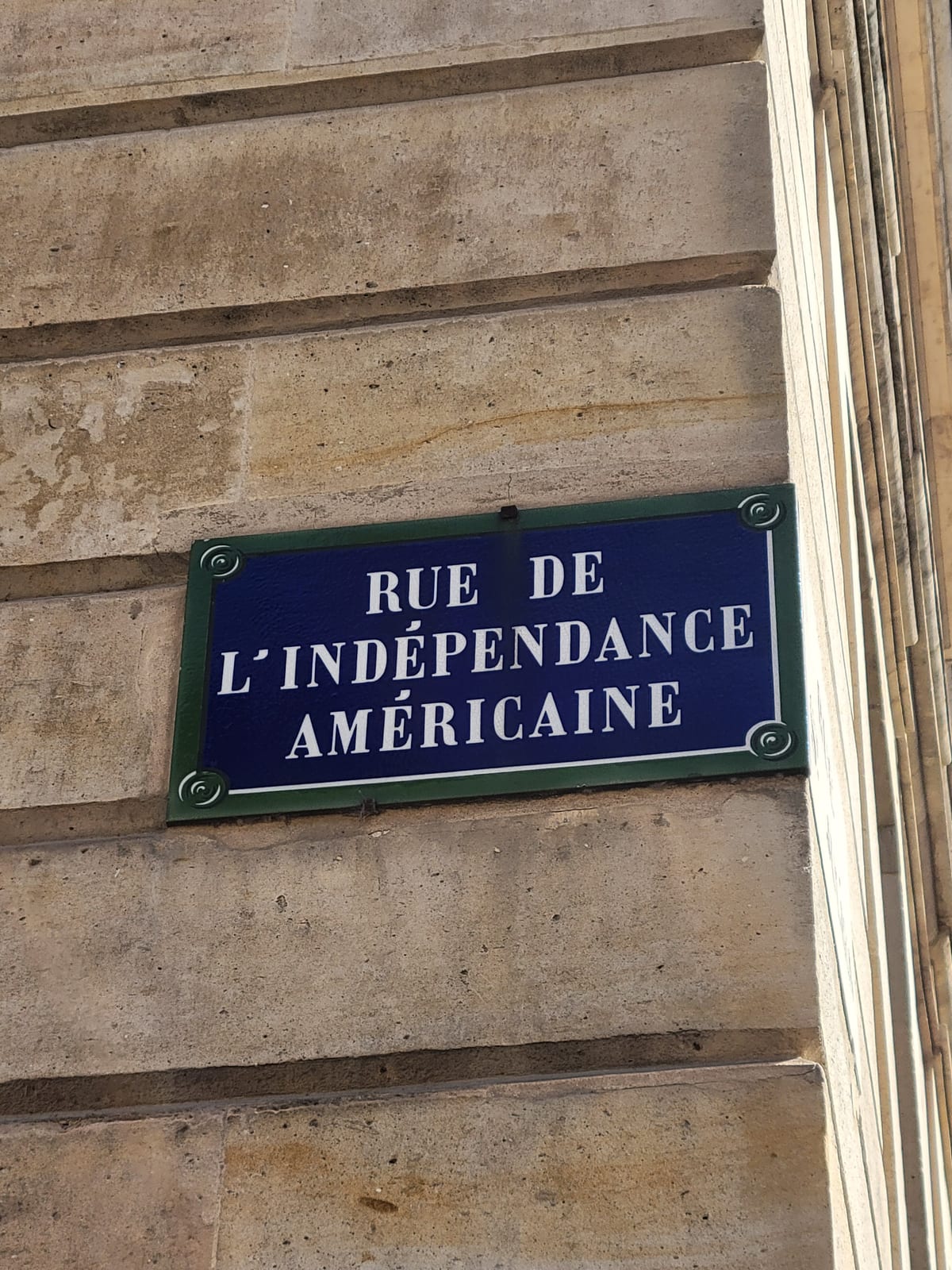 La plaque bleue de la rue de l'Indépendance américaine, à Versailles