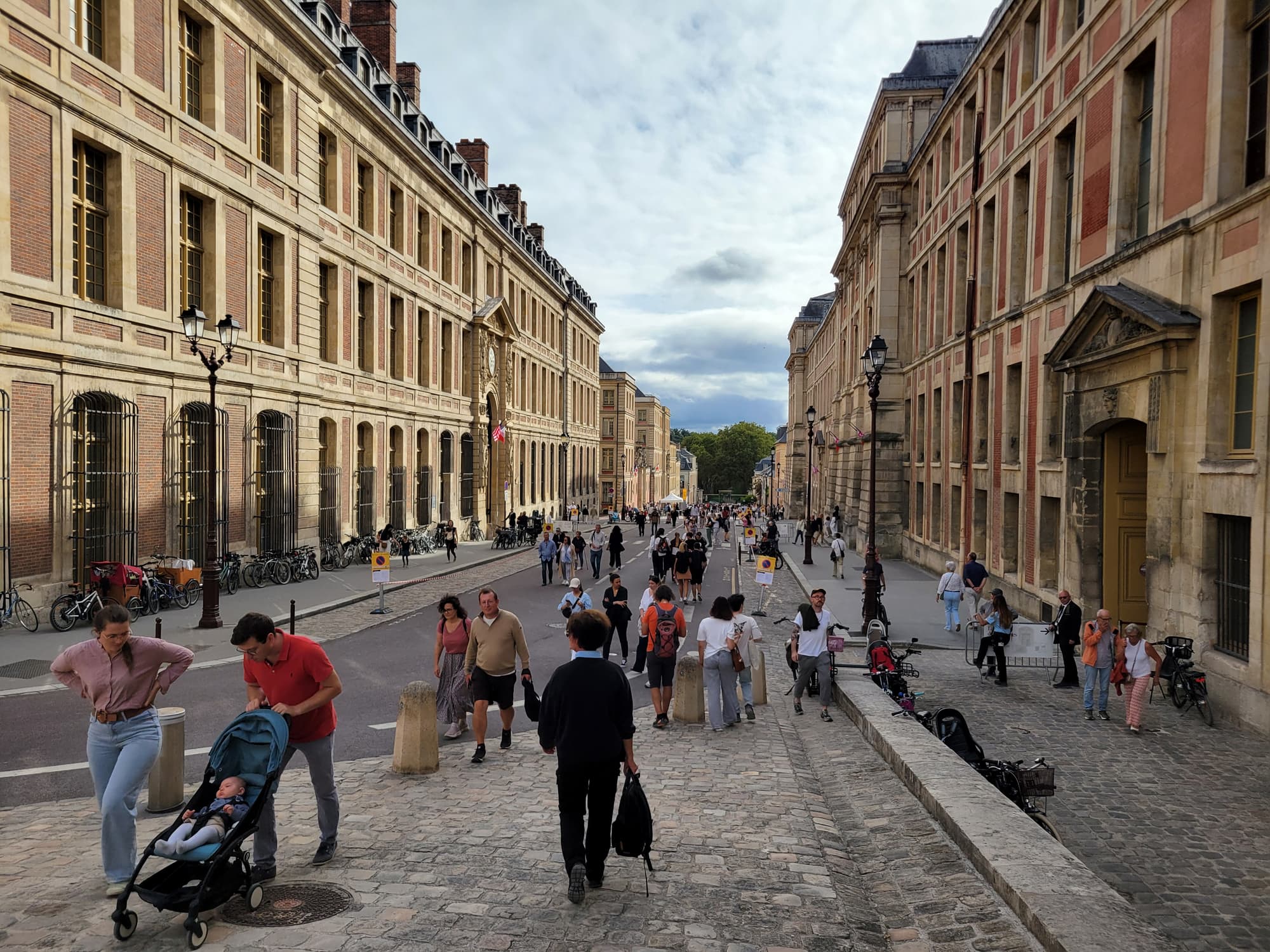 La rue de l'Indépendance américaine parcourue par des familles pendant les Journées européennes du patrimoine 2026