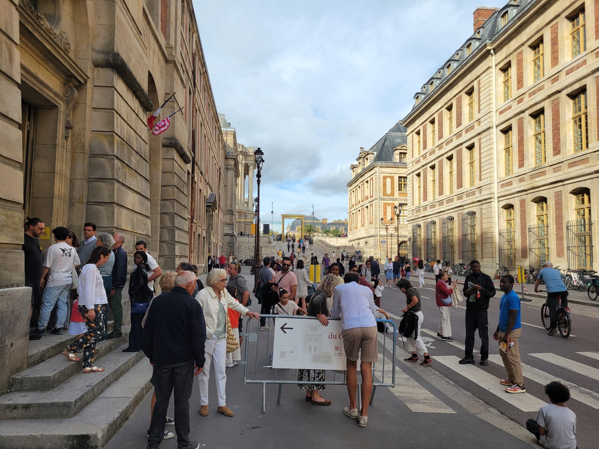 Des visiteurs rassemblés devant l'un des bâtiments ouverts pour les Journées du patrimoine