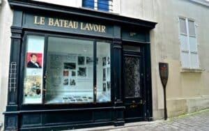 Photographie du Bateau Lavoir que vous pourrez retrouver dans notre parcours "Promenade dans Montmartre". Il abrite toujours des ateliers d'artistes.