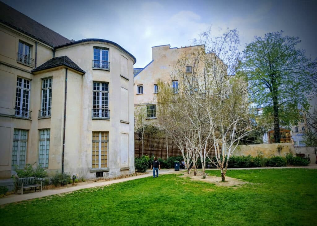 Photographie du jardin des Rosiers Joseph Migneret que vous pourrez voir dans le parcours promenade dans le Marais. Un des jardins cachés de Paris.