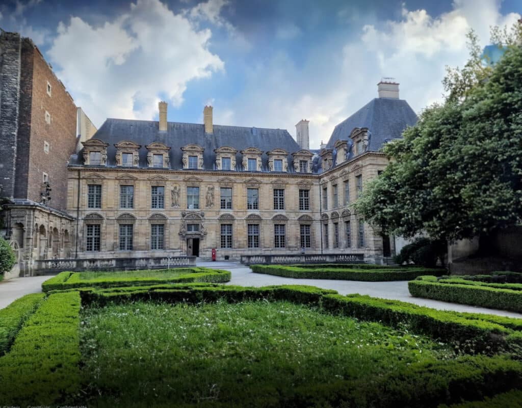 Photographie du jardin de l'Hôtel de Sully que vous pourrez voir dans le parcours promenade dans le marais. Un des jardins cachés de Paris.