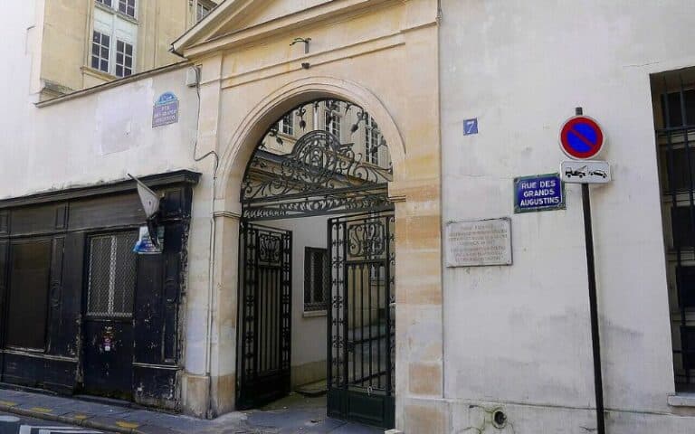 Photographie de l'immeuble où à vécu Pablo Picasso. Vous pourrez retrouver ce lieu dans notre parcours "Promenade à Saint Germain des Prés".
