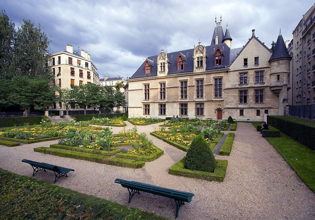 Photographie du jardin de l'hôtel de Sens que vous pourrez voir dans le parcours promenade dans le Marais. Un des jardins cachés de Paris.