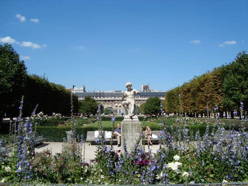 Photographie des jardins du Palais Royal que vous pourrez voir dans le parcours "Promenade dans le Paris des passages couverts". Un des jardins cachés de Paris.