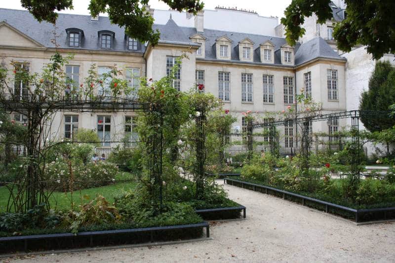 Photographie du square Saint Gilles Grand Veneur Pauline Roland, un des jardins cachés de Paris.